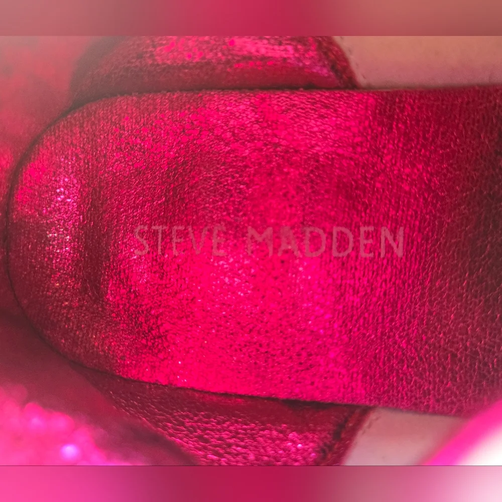 Steve Madden White and Pink Sneakers with Classic Appeal Excellent Conditions‎